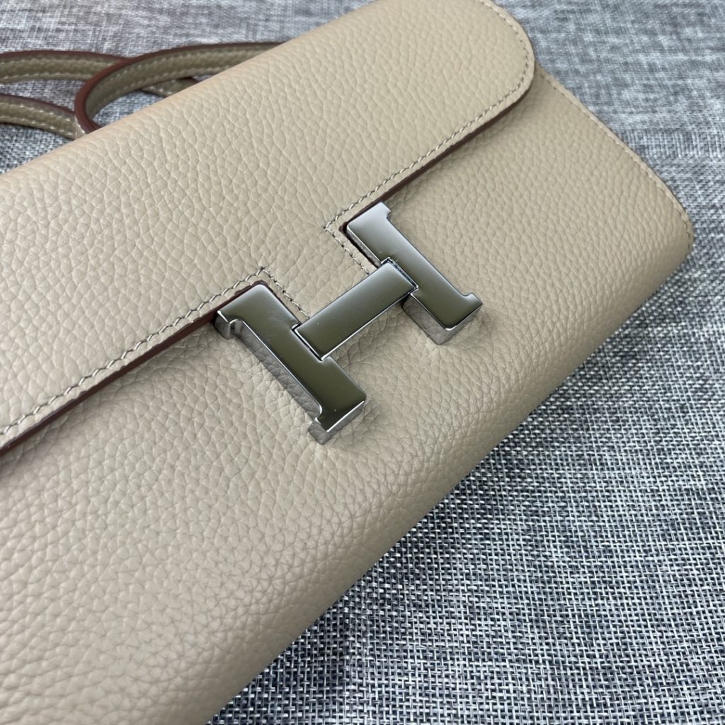 Hermes Constance Hermes model: 9852 gold belt togo leather size: 22 * 11cm 🇫🇷 overseas 🇫🇷 Imported Togo cowhide, with original OEM code inside, feels soft and comfortable. The original copy with silver hardware is exquisite and elegant, and the oil edge is straight and smooth 🎈 There are two large cash slots, one zip pocket and 12 card slots 🚚 Adjustable shoulder strap