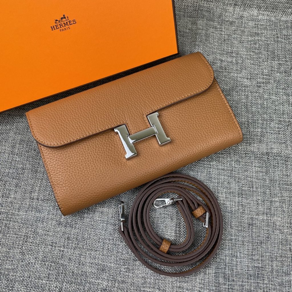 Hermes Constance Hermes model: 9852 gold belt togo leather size: 22 * 11cm 🇫🇷 overseas 🇫🇷 Imported Togo cowhide, with original OEM code inside, feels soft and comfortable. The original copy with silver hardware is exquisite and elegant, and the oil edge is straight and smooth 🎈 There are two large cash slots, one zip pocket and 12 card slots 🚚 Adjustable shoulder strap