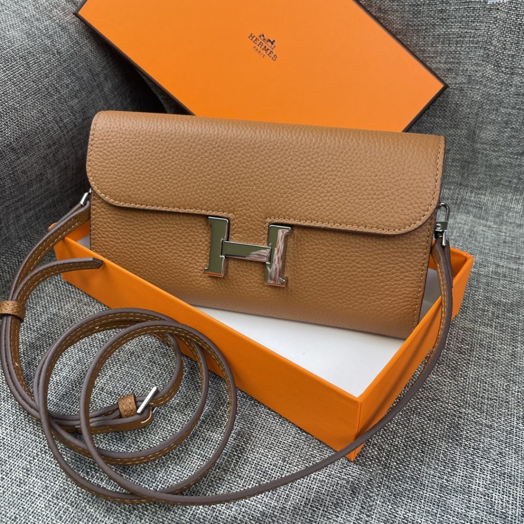 Hermes Constance Hermes model: 9852 gold belt togo leather size: 22 * 11cm 🇫🇷 overseas 🇫🇷 Imported Togo cowhide, with original OEM code inside, feels soft and comfortable. The original copy with silver hardware is exquisite and elegant, and the oil edge is straight and smooth 🎈 There are two large cash slots, one zip pocket and 12 card slots 🚚 Adjustable shoulder strap