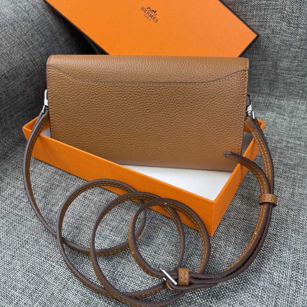 Hermes Constance Hermes model: 9852 gold belt togo leather size: 22 * 11cm 🇫🇷 overseas 🇫🇷 Imported Togo cowhide, with original OEM code inside, feels soft and comfortable. The original copy with silver hardware is exquisite and elegant, and the oil edge is straight and smooth 🎈 There are two large cash slots, one zip pocket and 12 card slots 🚚 Adjustable shoulder strap