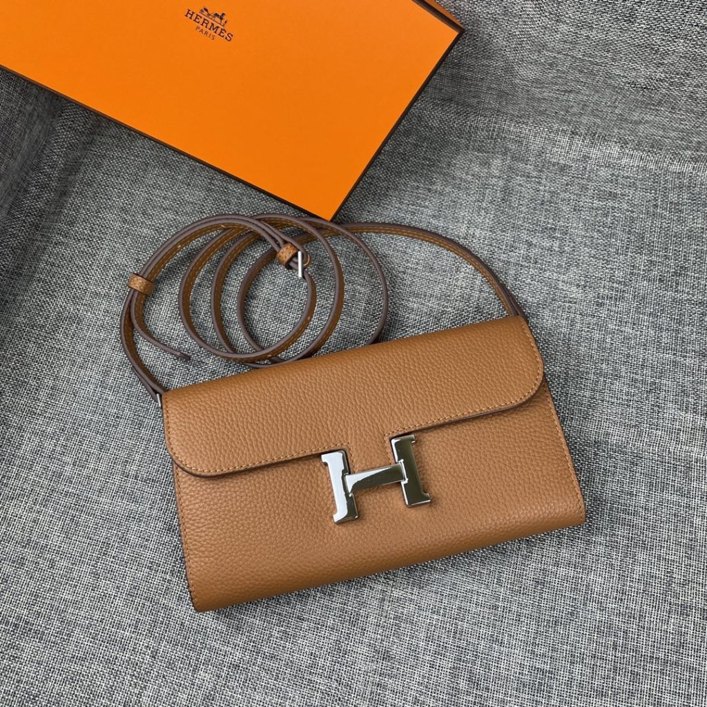 Hermes Constance Hermes model: 9852 gold belt togo leather size: 22 * 11cm 🇫🇷 overseas 🇫🇷 Imported Togo cowhide, with original OEM code inside, feels soft and comfortable. The original copy with silver hardware is exquisite and elegant, and the oil edge is straight and smooth 🎈 There are two large cash slots, one zip pocket and 12 card slots 🚚 Adjustable shoulder strap