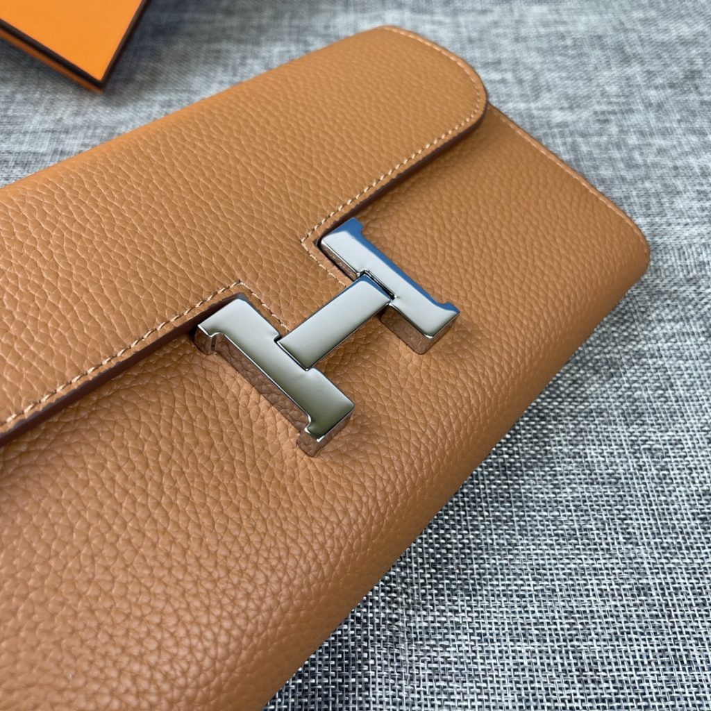 Hermes Constance Hermes model: 9852 gold belt togo leather size: 22 * 11cm 🇫🇷 overseas 🇫🇷 Imported Togo cowhide, with original OEM code inside, feels soft and comfortable. The original copy with silver hardware is exquisite and elegant, and the oil edge is straight and smooth 🎈 There are two large cash slots, one zip pocket and 12 card slots 🚚 Adjustable shoulder strap