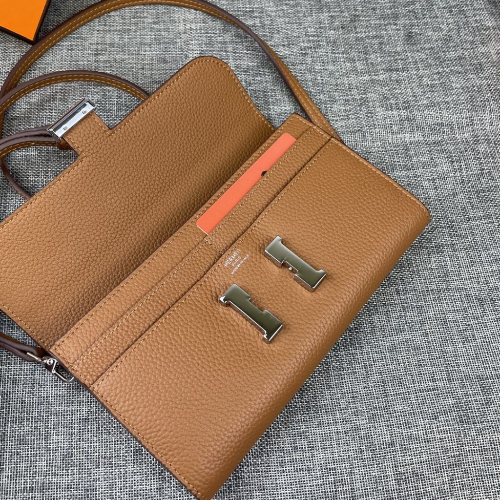 Hermes Constance Hermes model: 9852 gold belt togo leather size: 22 * 11cm 🇫🇷 overseas 🇫🇷 Imported Togo cowhide, with original OEM code inside, feels soft and comfortable. The original copy with silver hardware is exquisite and elegant, and the oil edge is straight and smooth 🎈 There are two large cash slots, one zip pocket and 12 card slots 🚚 Adjustable shoulder strap