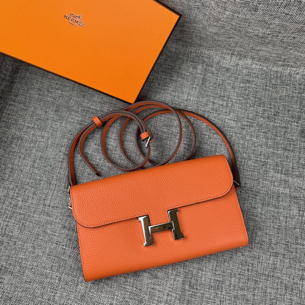 Hermes Constance Hermes model: 9852 gold belt togo leather size: 22 * 11cm 🇫🇷 overseas 🇫🇷 Imported Togo cowhide, with original OEM code inside, feels soft and comfortable. The original copy with silver hardware is exquisite and elegant, and the oil edge is straight and smooth 🎈 There are two large cash slots, one zip pocket and 12 card slots 🚚 Adjustable shoulder strap