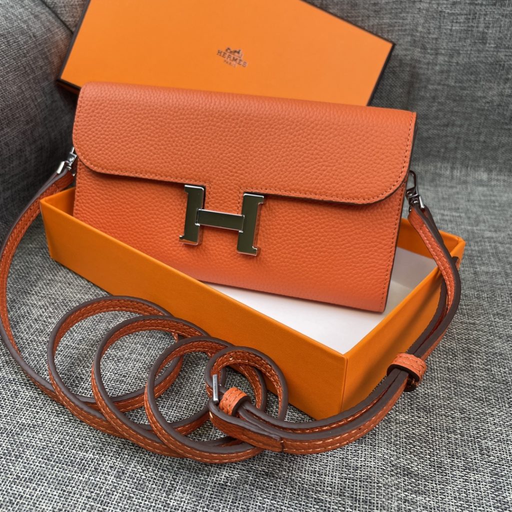 Hermes Constance Hermes model: 9852 gold belt togo leather size: 22 * 11cm 🇫🇷 overseas 🇫🇷 Imported Togo cowhide, with original OEM code inside, feels soft and comfortable. The original copy with silver hardware is exquisite and elegant, and the oil edge is straight and smooth 🎈 There are two large cash slots, one zip pocket and 12 card slots 🚚 Adjustable shoulder strap