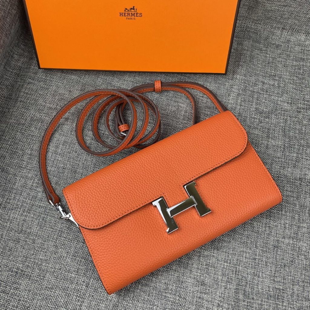 Hermes Constance Hermes model: 9852 gold belt togo leather size: 22 * 11cm 🇫🇷 overseas 🇫🇷 Imported Togo cowhide, with original OEM code inside, feels soft and comfortable. The original copy with silver hardware is exquisite and elegant, and the oil edge is straight and smooth 🎈 There are two large cash slots, one zip pocket and 12 card slots 🚚 Adjustable shoulder strap