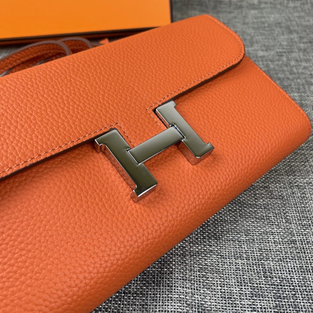 Hermes Constance Hermes model: 9852 gold belt togo leather size: 22 * 11cm 🇫🇷 overseas 🇫🇷 Imported Togo cowhide, with original OEM code inside, feels soft and comfortable. The original copy with silver hardware is exquisite and elegant, and the oil edge is straight and smooth 🎈 There are two large cash slots, one zip pocket and 12 card slots 🚚 Adjustable shoulder strap