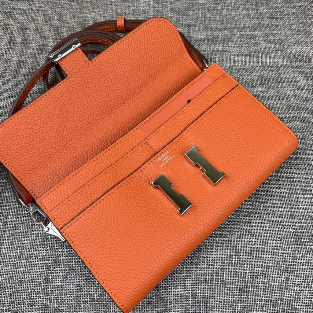 Hermes Constance Hermes model: 9852 gold belt togo leather size: 22 * 11cm 🇫🇷 overseas 🇫🇷 Imported Togo cowhide, with original OEM code inside, feels soft and comfortable. The original copy with silver hardware is exquisite and elegant, and the oil edge is straight and smooth 🎈 There are two large cash slots, one zip pocket and 12 card slots 🚚 Adjustable shoulder strap