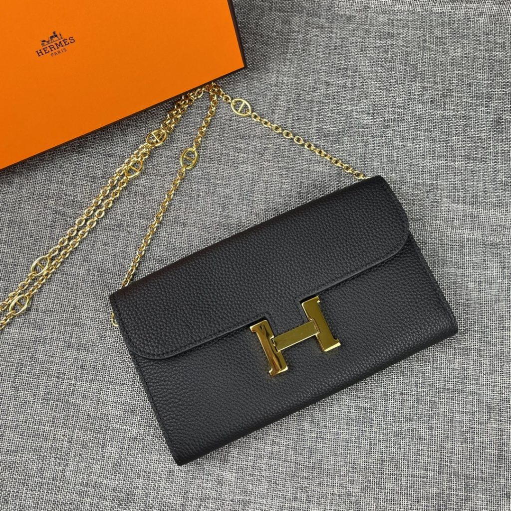 Hermes Constance Hermes model: 9852 gold chain togo leather size: 22 * 11cm 🇫🇷 overseas 🇫🇷 Imported Togo cowhide, with original OEM code inside, feels soft and comfortable. The original copy with silver hardware is exquisite and elegant, and the oil edge is straight and smooth 🎈 There are two large cash slots, one zip pocket and 12 card slots 🚚 Gold chain 120cm long