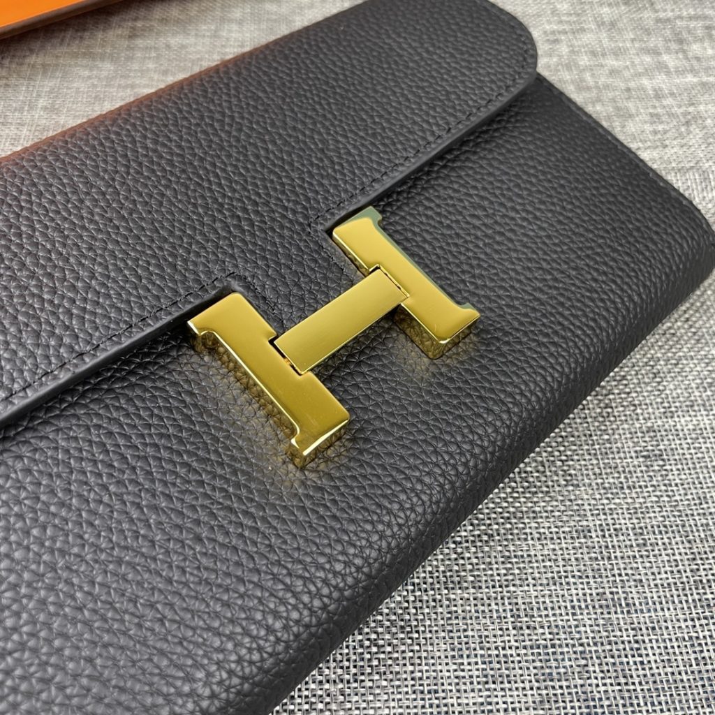 Hermes Constance Hermes model: 9852 gold chain togo leather size: 22 * 11cm 🇫🇷 overseas 🇫🇷 Imported Togo cowhide, with original OEM code inside, feels soft and comfortable. The original copy with silver hardware is exquisite and elegant, and the oil edge is straight and smooth 🎈 There are two large cash slots, one zip pocket and 12 card slots 🚚 Gold chain 120cm long