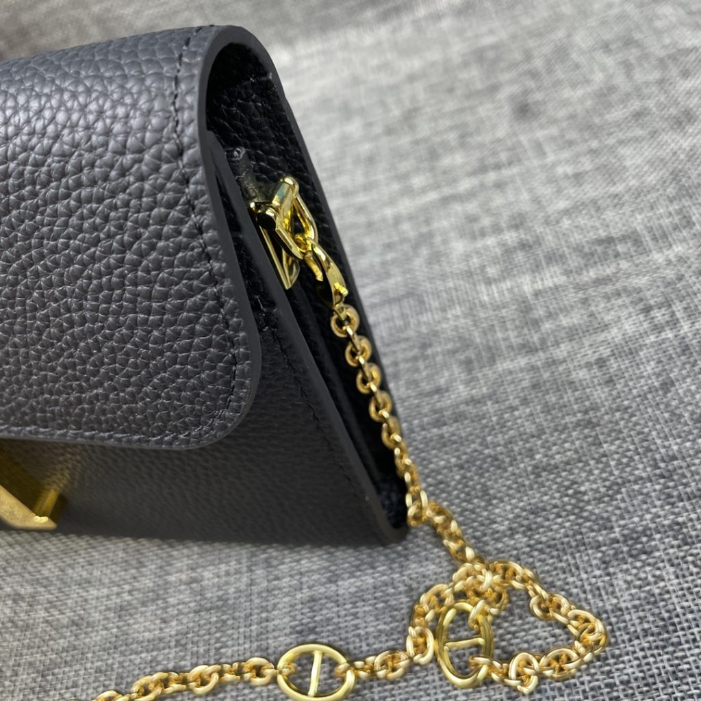 Hermes Constance Hermes model: 9852 gold chain togo leather size: 22 * 11cm 🇫🇷 overseas 🇫🇷 Imported Togo cowhide, with original OEM code inside, feels soft and comfortable. The original copy with silver hardware is exquisite and elegant, and the oil edge is straight and smooth 🎈 There are two large cash slots, one zip pocket and 12 card slots 🚚 Gold chain 120cm long