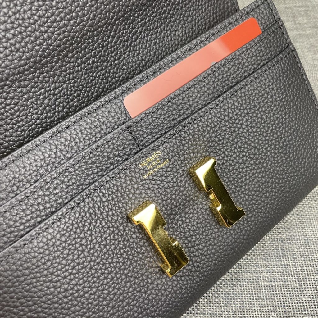 Hermes Constance Hermes model: 9852 gold chain togo leather size: 22 * 11cm 🇫🇷 overseas 🇫🇷 Imported Togo cowhide, with original OEM code inside, feels soft and comfortable. The original copy with silver hardware is exquisite and elegant, and the oil edge is straight and smooth 🎈 There are two large cash slots, one zip pocket and 12 card slots 🚚 Gold chain 120cm long