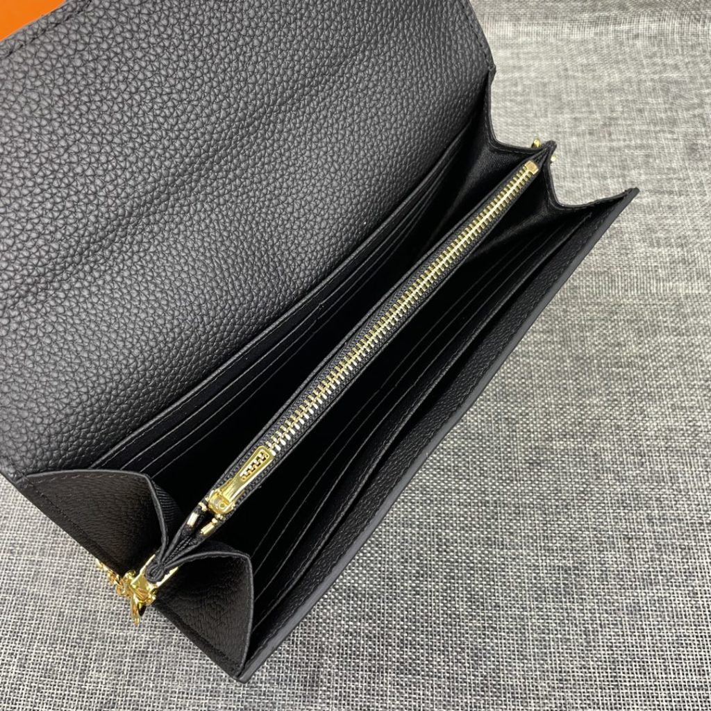 Hermes Constance Hermes model: 9852 gold chain togo leather size: 22 * 11cm 🇫🇷 overseas 🇫🇷 Imported Togo cowhide, with original OEM code inside, feels soft and comfortable. The original copy with silver hardware is exquisite and elegant, and the oil edge is straight and smooth 🎈 There are two large cash slots, one zip pocket and 12 card slots 🚚 Gold chain 120cm long