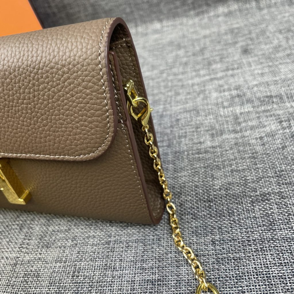 Hermes Constance Hermes model: 9852 gold chain togo leather size: 22 * 11cm 🇫🇷 overseas 🇫🇷 Imported Togo cowhide, with original OEM code inside, feels soft and comfortable. The original copy with silver hardware is exquisite and elegant, and the oil edge is straight and smooth 🎈 There are two large cash slots, one zip pocket and 12 card slots 🚚 Gold chain 120cm long