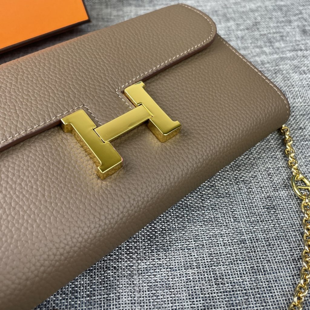 Hermes Constance Hermes model: 9852 gold chain togo leather size: 22 * 11cm 🇫🇷 overseas 🇫🇷 Imported Togo cowhide, with original OEM code inside, feels soft and comfortable. The original copy with silver hardware is exquisite and elegant, and the oil edge is straight and smooth 🎈 There are two large cash slots, one zip pocket and 12 card slots 🚚 Gold chain 120cm long