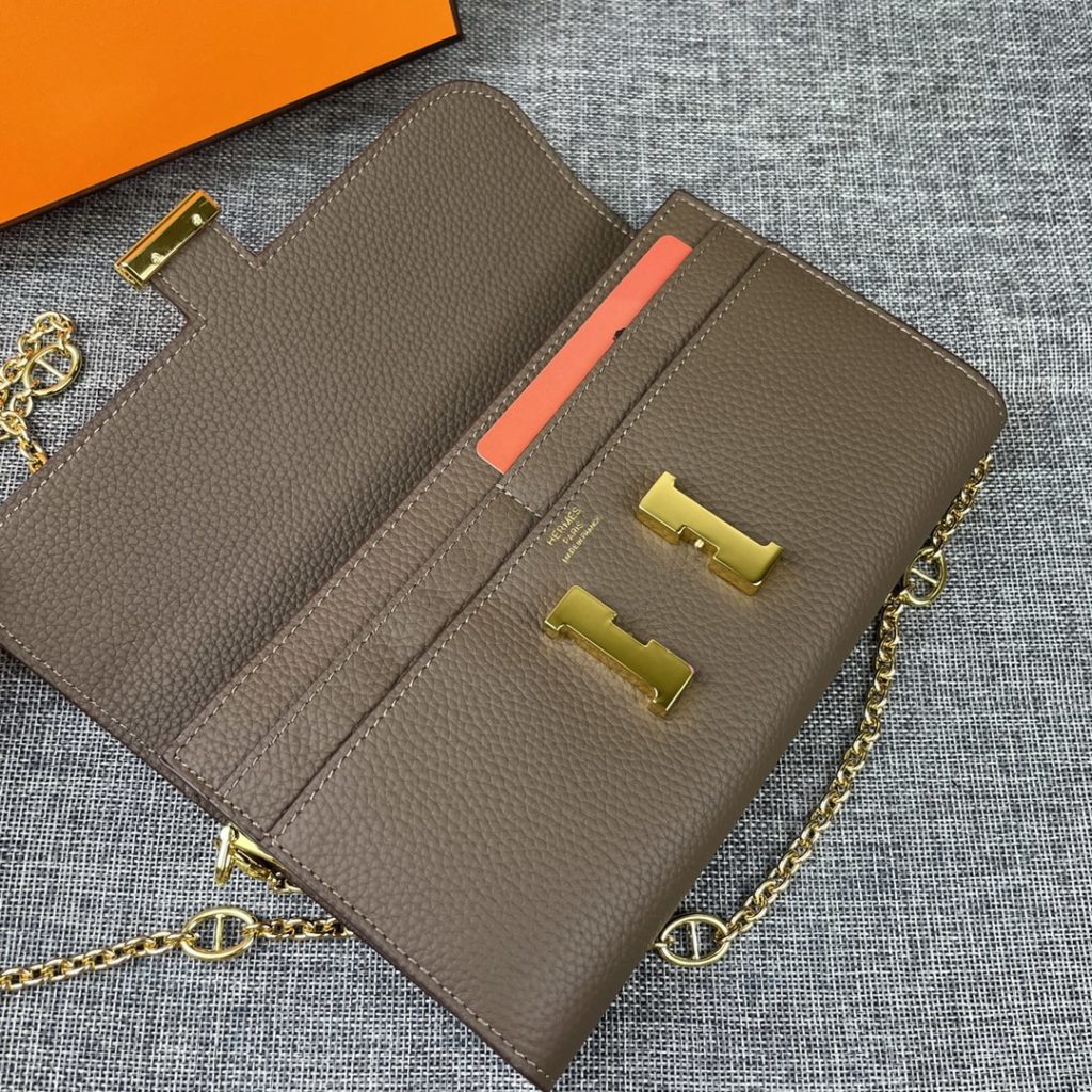 Hermes Constance Hermes model: 9852 gold chain togo leather size: 22 * 11cm 🇫🇷 overseas 🇫🇷 Imported Togo cowhide, with original OEM code inside, feels soft and comfortable. The original copy with silver hardware is exquisite and elegant, and the oil edge is straight and smooth 🎈 There are two large cash slots, one zip pocket and 12 card slots 🚚 Gold chain 120cm long