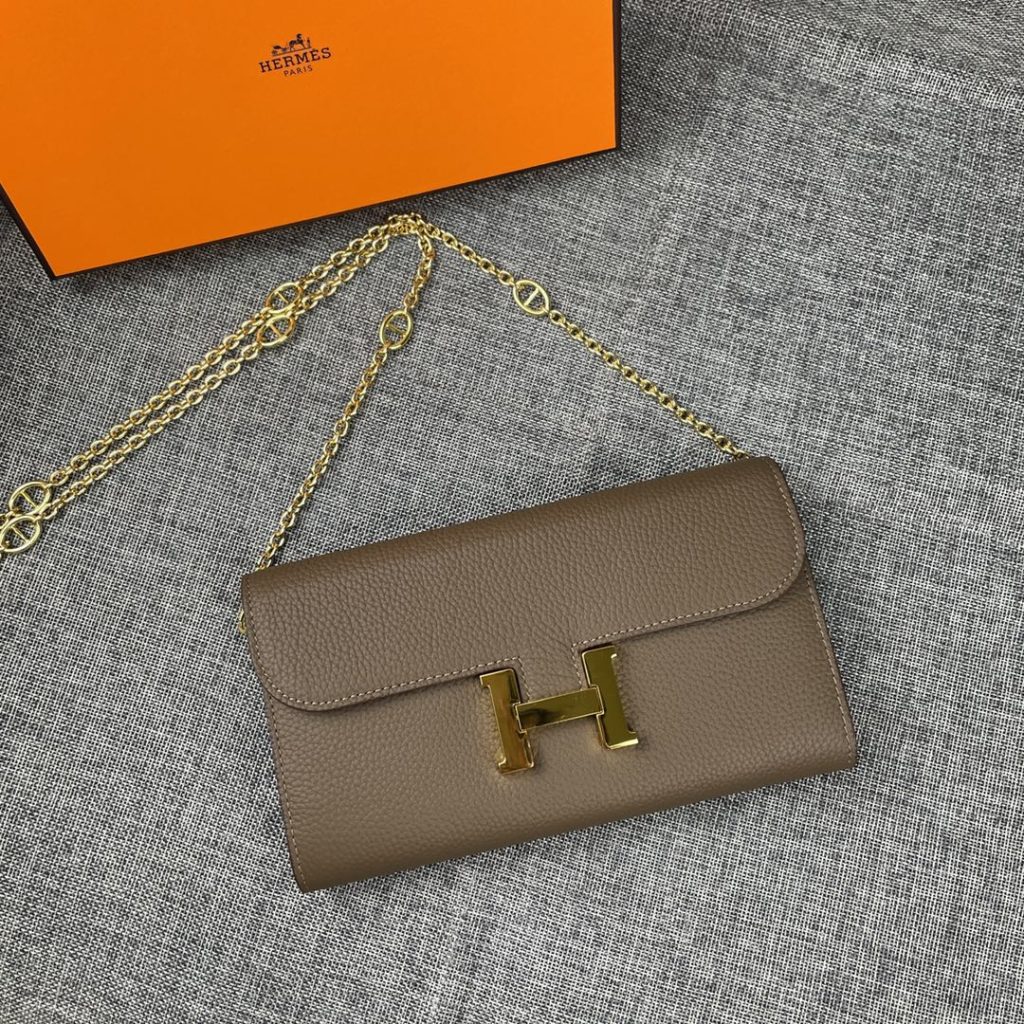 Hermes Constance Hermes model: 9852 gold chain togo leather size: 22 * 11cm 🇫🇷 overseas 🇫🇷 Imported Togo cowhide, with original OEM code inside, feels soft and comfortable. The original copy with silver hardware is exquisite and elegant, and the oil edge is straight and smooth 🎈 There are two large cash slots, one zip pocket and 12 card slots 🚚 Gold chain 120cm long