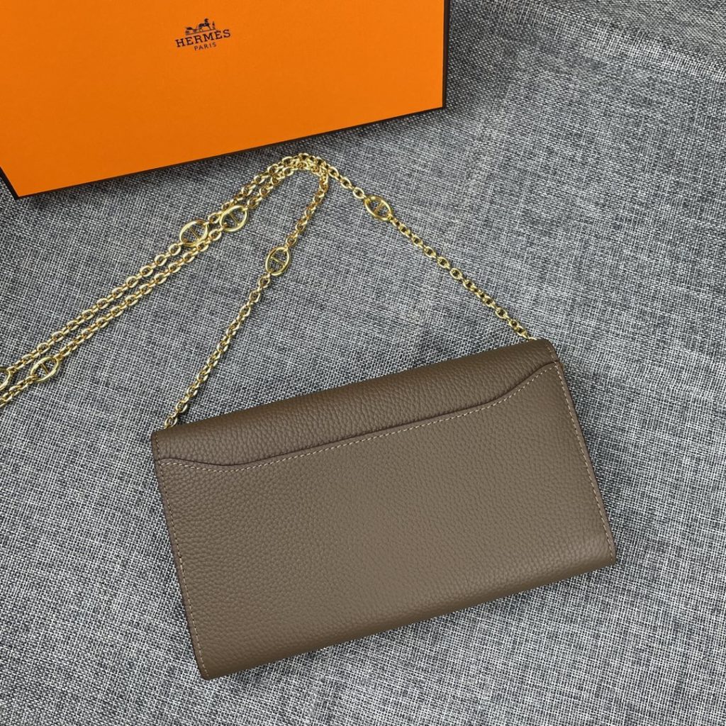 Hermes Constance Hermes model: 9852 gold chain togo leather size: 22 * 11cm 🇫🇷 overseas 🇫🇷 Imported Togo cowhide, with original OEM code inside, feels soft and comfortable. The original copy with silver hardware is exquisite and elegant, and the oil edge is straight and smooth 🎈 There are two large cash slots, one zip pocket and 12 card slots 🚚 Gold chain 120cm long