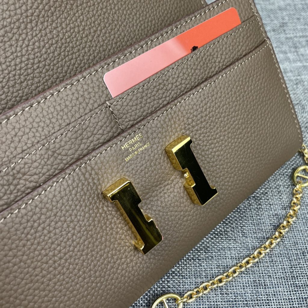 Hermes Constance Hermes model: 9852 gold chain togo leather size: 22 * 11cm 🇫🇷 overseas 🇫🇷 Imported Togo cowhide, with original OEM code inside, feels soft and comfortable. The original copy with silver hardware is exquisite and elegant, and the oil edge is straight and smooth 🎈 There are two large cash slots, one zip pocket and 12 card slots 🚚 Gold chain 120cm long