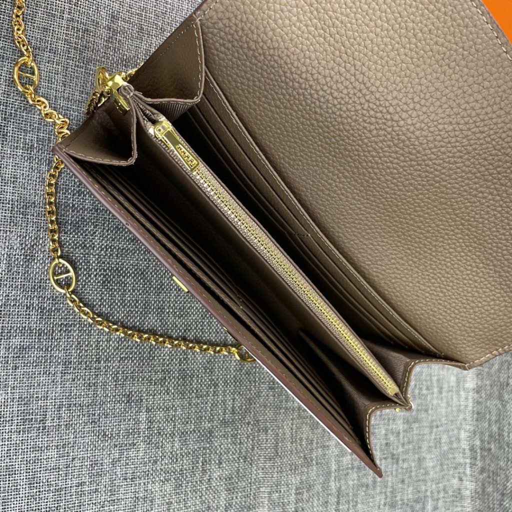 Hermes Constance Hermes model: 9852 gold chain togo leather size: 22 * 11cm 🇫🇷 overseas 🇫🇷 Imported Togo cowhide, with original OEM code inside, feels soft and comfortable. The original copy with silver hardware is exquisite and elegant, and the oil edge is straight and smooth 🎈 There are two large cash slots, one zip pocket and 12 card slots 🚚 Gold chain 120cm long