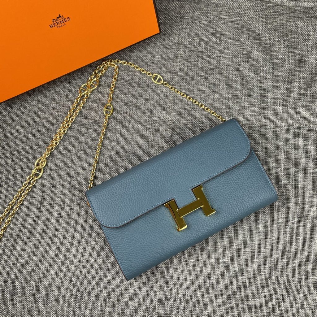 Hermes Constance Hermes model: 9852 gold chain togo leather size: 22 * 11cm 🇫🇷 overseas 🇫🇷 Imported Togo cowhide, with original OEM code inside, feels soft and comfortable. The original copy with silver hardware is exquisite and elegant, and the oil edge is straight and smooth 🎈 There are two large cash slots, one zip pocket and 12 card slots 🚚 Gold chain 120cm long