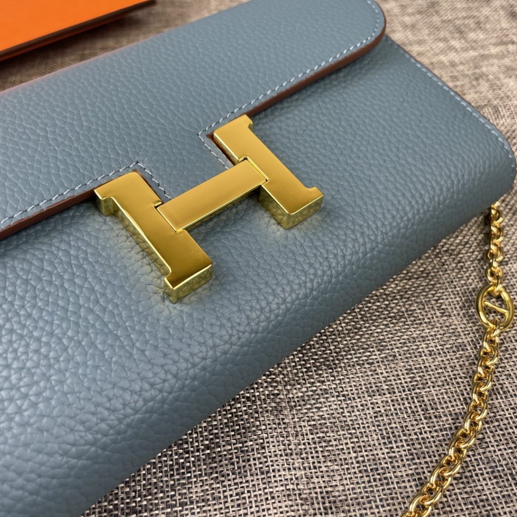 Hermes Constance Hermes model: 9852 gold chain togo leather size: 22 * 11cm 🇫🇷 overseas 🇫🇷 Imported Togo cowhide, with original OEM code inside, feels soft and comfortable. The original copy with silver hardware is exquisite and elegant, and the oil edge is straight and smooth 🎈 There are two large cash slots, one zip pocket and 12 card slots 🚚 Gold chain 120cm long