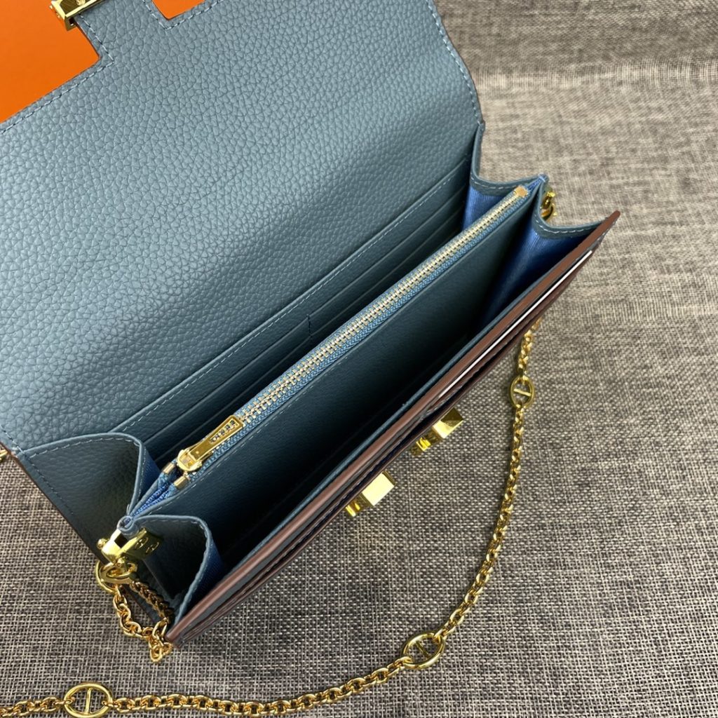 Hermes Constance Hermes model: 9852 gold chain togo leather size: 22 * 11cm 🇫🇷 overseas 🇫🇷 Imported Togo cowhide, with original OEM code inside, feels soft and comfortable. The original copy with silver hardware is exquisite and elegant, and the oil edge is straight and smooth 🎈 There are two large cash slots, one zip pocket and 12 card slots 🚚 Gold chain 120cm long