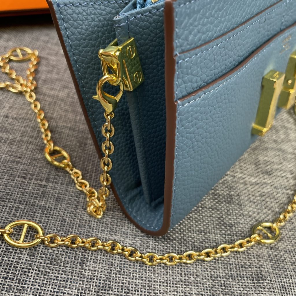 Hermes Constance Hermes model: 9852 gold chain togo leather size: 22 * 11cm 🇫🇷 overseas 🇫🇷 Imported Togo cowhide, with original OEM code inside, feels soft and comfortable. The original copy with silver hardware is exquisite and elegant, and the oil edge is straight and smooth 🎈 There are two large cash slots, one zip pocket and 12 card slots 🚚 Gold chain 120cm long