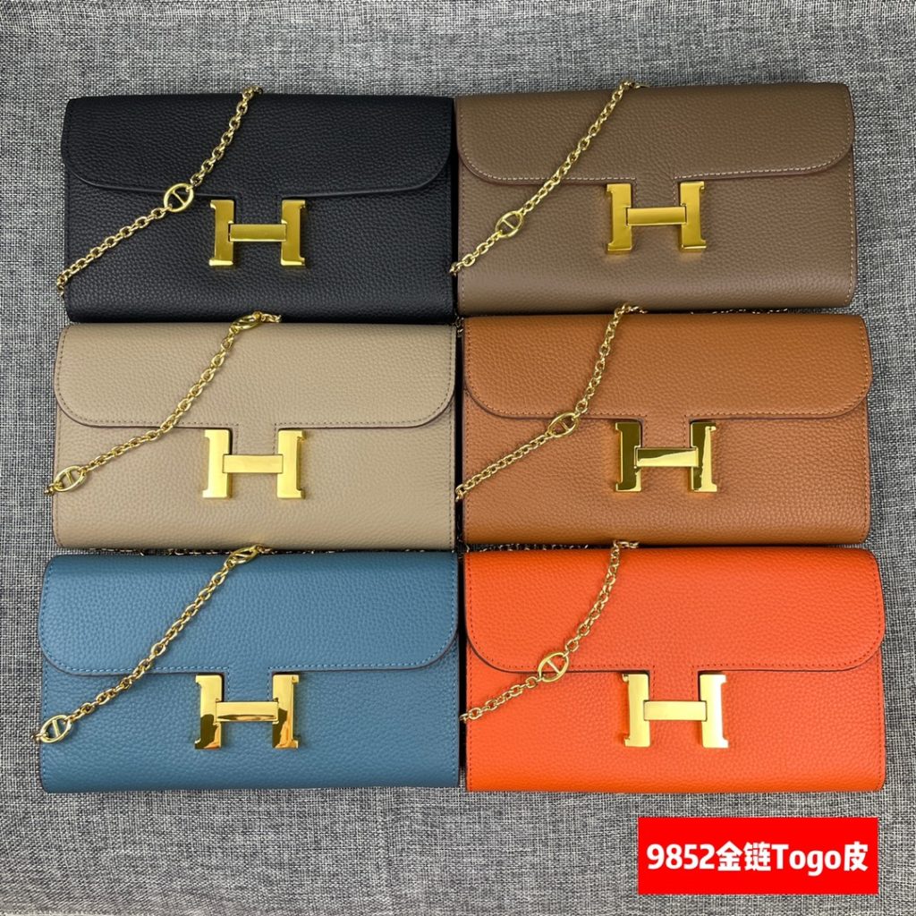 Hermes Constance Hermes model: 9852 gold chain togo leather size: 22 * 11cm 🇫🇷 overseas 🇫🇷 Imported Togo cowhide, with original OEM code inside, feels soft and comfortable. The original copy with silver hardware is exquisite and elegant, and the oil edge is straight and smooth 🎈 There are two large cash slots, one zip pocket and 12 card slots 🚚 Gold chain 120cm long