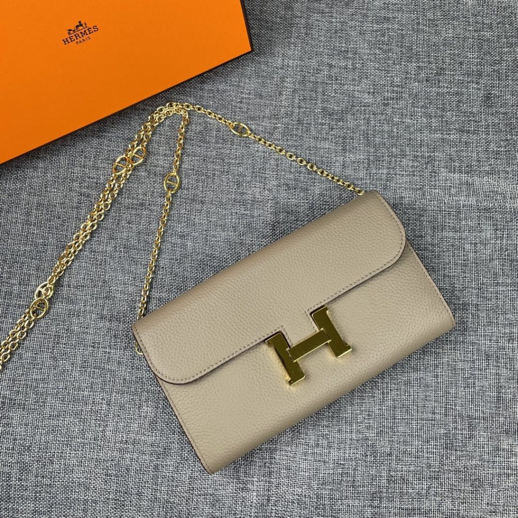 Hermes Constance Hermes model: 9852 gold chain togo leather size: 22 * 11cm 🇫🇷 overseas 🇫🇷 Imported Togo cowhide, with original OEM code inside, feels soft and comfortable. The original copy with silver hardware is exquisite and elegant, and the oil edge is straight and smooth 🎈 There are two large cash slots, one zip pocket and 12 card slots 🚚 Gold chain 120cm long