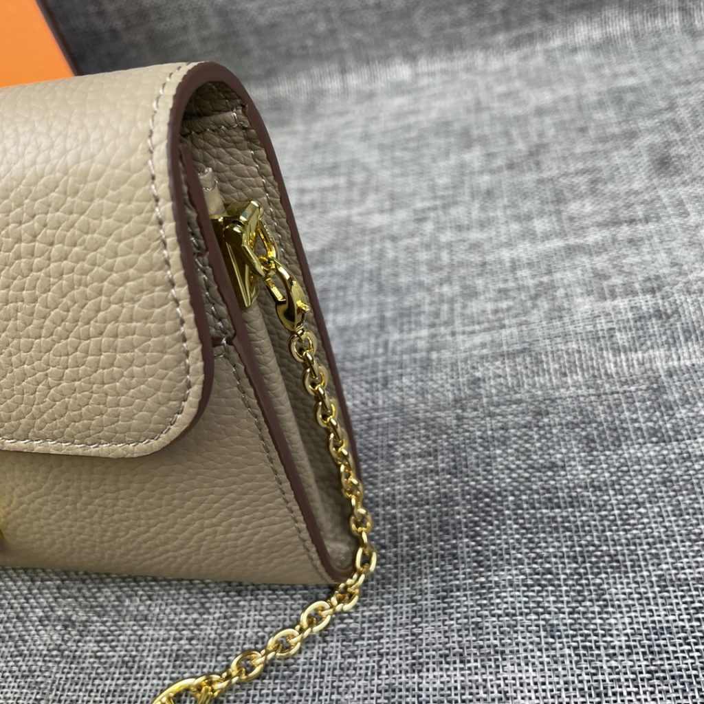 Hermes Constance Hermes model: 9852 gold chain togo leather size: 22 * 11cm 🇫🇷 overseas 🇫🇷 Imported Togo cowhide, with original OEM code inside, feels soft and comfortable. The original copy with silver hardware is exquisite and elegant, and the oil edge is straight and smooth 🎈 There are two large cash slots, one zip pocket and 12 card slots 🚚 Gold chain 120cm long