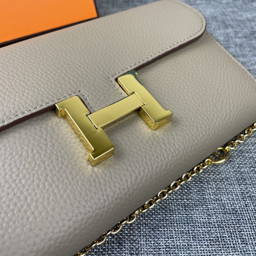 Hermes Constance Hermes model: 9852 gold chain togo leather size: 22 * 11cm 🇫🇷 overseas 🇫🇷 Imported Togo cowhide, with original OEM code inside, feels soft and comfortable. The original copy with silver hardware is exquisite and elegant, and the oil edge is straight and smooth 🎈 There are two large cash slots, one zip pocket and 12 card slots 🚚 Gold chain 120cm long