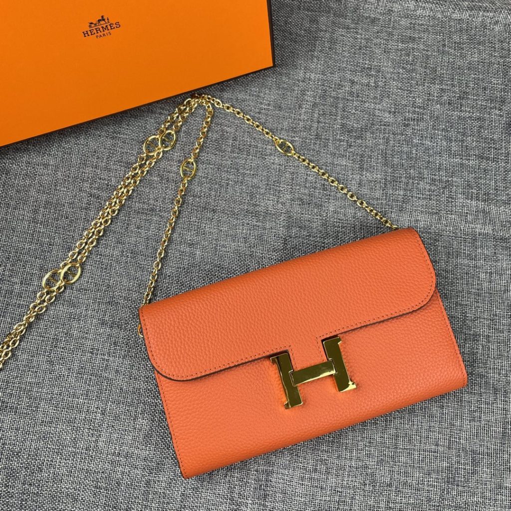 Hermes Constance Hermes model: 9852 gold chain togo leather size: 22 * 11cm 🇫🇷 overseas 🇫🇷 Imported Togo cowhide, with original OEM code inside, feels soft and comfortable. The original copy with silver hardware is exquisite and elegant, and the oil edge is straight and smooth 🎈 There are two large cash slots, one zip pocket and 12 card slots 🚚 Gold chain 120cm long