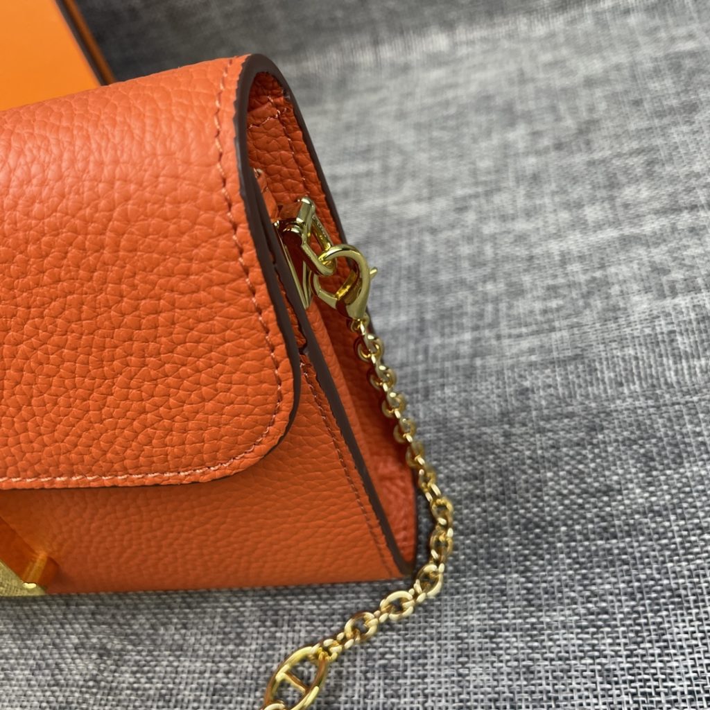 Hermes Constance Hermes model: 9852 gold chain togo leather size: 22 * 11cm 🇫🇷 overseas 🇫🇷 Imported Togo cowhide, with original OEM code inside, feels soft and comfortable. The original copy with silver hardware is exquisite and elegant, and the oil edge is straight and smooth 🎈 There are two large cash slots, one zip pocket and 12 card slots 🚚 Gold chain 120cm long