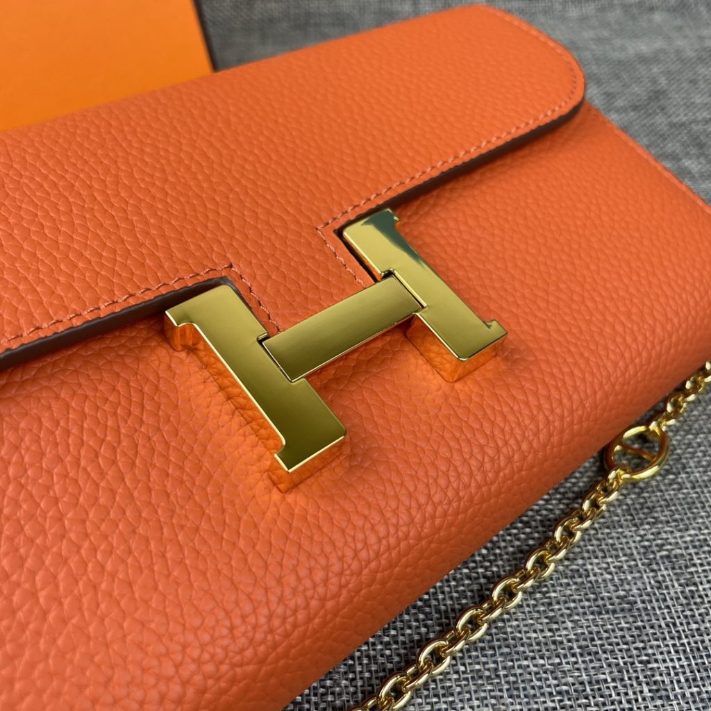 Hermes Constance Hermes model: 9852 gold chain togo leather size: 22 * 11cm 🇫🇷 overseas 🇫🇷 Imported Togo cowhide, with original OEM code inside, feels soft and comfortable. The original copy with silver hardware is exquisite and elegant, and the oil edge is straight and smooth 🎈 There are two large cash slots, one zip pocket and 12 card slots 🚚 Gold chain 120cm long