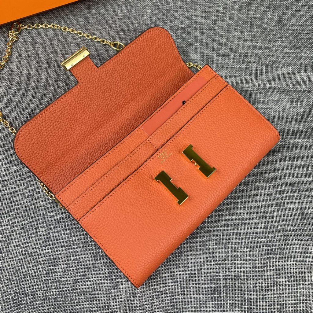 Hermes Constance Hermes model: 9852 gold chain togo leather size: 22 * 11cm 🇫🇷 overseas 🇫🇷 Imported Togo cowhide, with original OEM code inside, feels soft and comfortable. The original copy with silver hardware is exquisite and elegant, and the oil edge is straight and smooth 🎈 There are two large cash slots, one zip pocket and 12 card slots 🚚 Gold chain 120cm long