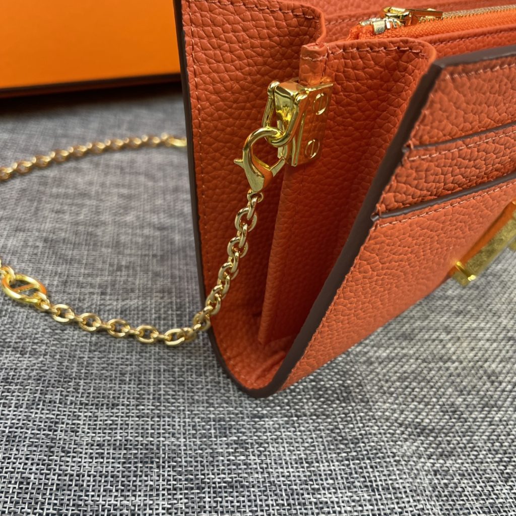 Hermes Constance Hermes model: 9852 gold chain togo leather size: 22 * 11cm 🇫🇷 overseas 🇫🇷 Imported Togo cowhide, with original OEM code inside, feels soft and comfortable. The original copy with silver hardware is exquisite and elegant, and the oil edge is straight and smooth 🎈 There are two large cash slots, one zip pocket and 12 card slots 🚚 Gold chain 120cm long