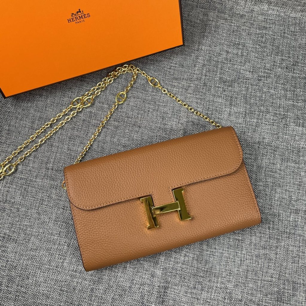 Hermes Constance Hermes model: 9852 gold chain togo leather size: 22 * 11cm 🇫🇷 overseas 🇫🇷 Imported Togo cowhide, with original OEM code inside, feels soft and comfortable. The original copy with silver hardware is exquisite and elegant, and the oil edge is straight and smooth 🎈 There are two large cash slots, one zip pocket and 12 card slots 🚚 Gold chain 120cm long