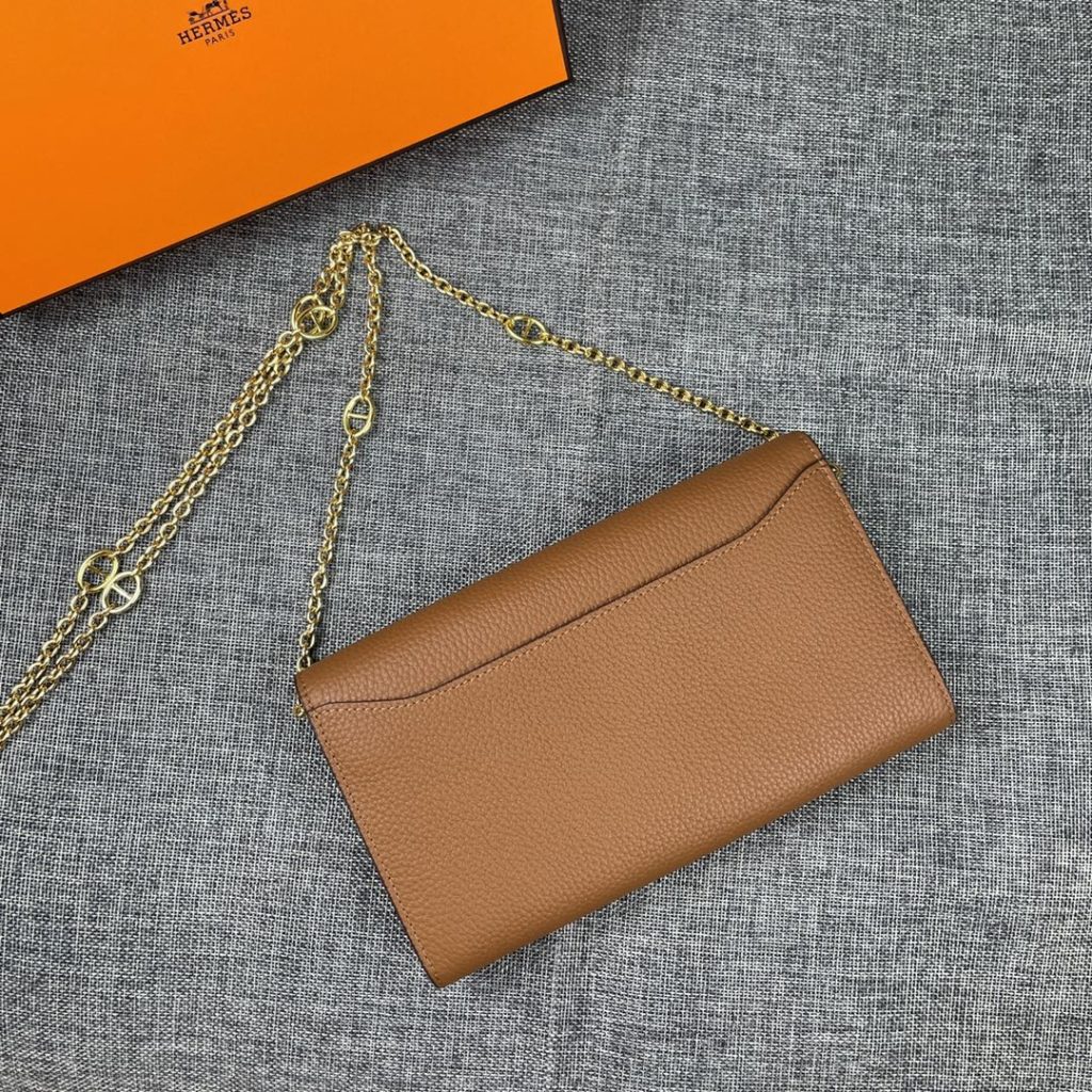 Hermes Constance Hermes model: 9852 gold chain togo leather size: 22 * 11cm 🇫🇷 overseas 🇫🇷 Imported Togo cowhide, with original OEM code inside, feels soft and comfortable. The original copy with silver hardware is exquisite and elegant, and the oil edge is straight and smooth 🎈 There are two large cash slots, one zip pocket and 12 card slots 🚚 Gold chain 120cm long