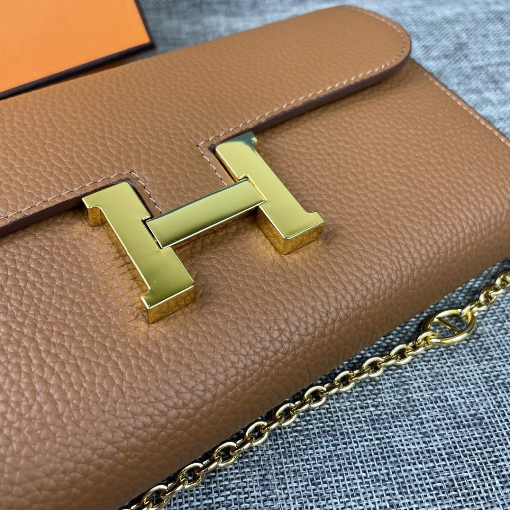 Hermes Constance Hermes model: 9852 gold chain togo leather size: 22 * 11cm 🇫🇷 overseas 🇫🇷 Imported Togo cowhide, with original OEM code inside, feels soft and comfortable. The original copy with silver hardware is exquisite and elegant, and the oil edge is straight and smooth 🎈 There are two large cash slots, one zip pocket and 12 card slots 🚚 Gold chain 120cm long