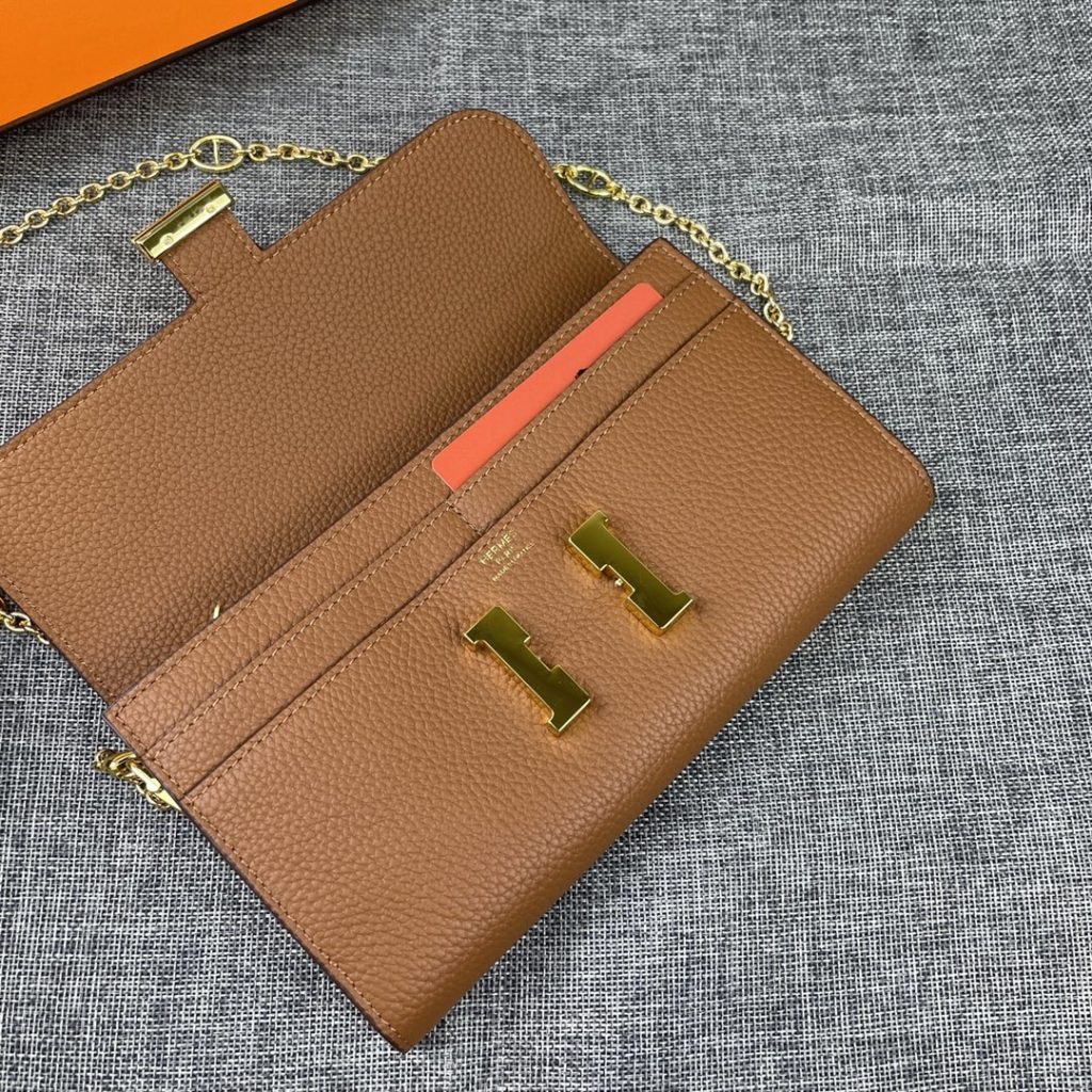 Hermes Constance Hermes model: 9852 gold chain togo leather size: 22 * 11cm 🇫🇷 overseas 🇫🇷 Imported Togo cowhide, with original OEM code inside, feels soft and comfortable. The original copy with silver hardware is exquisite and elegant, and the oil edge is straight and smooth 🎈 There are two large cash slots, one zip pocket and 12 card slots 🚚 Gold chain 120cm long