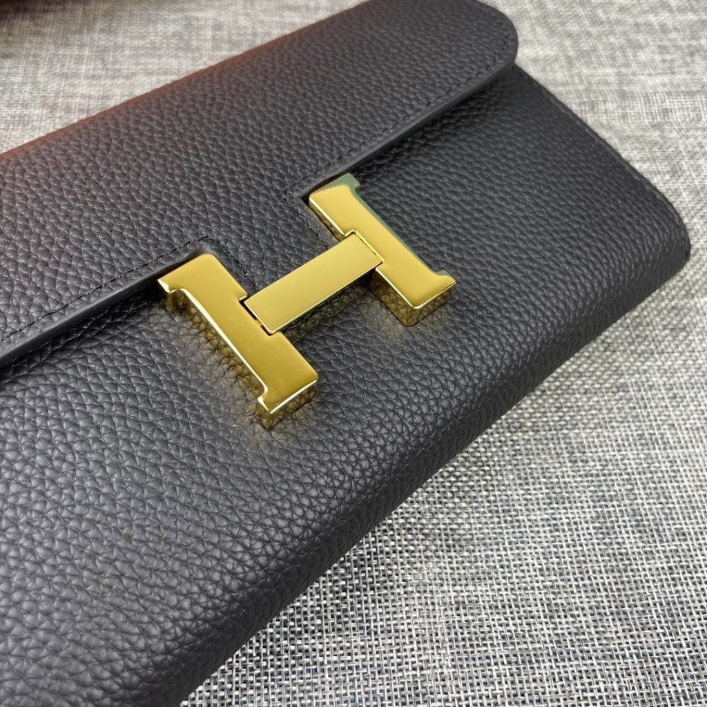 Hermes Constance Hermes model: 539 gold buckle togo leather size: 22 * 11cm 🇫🇷 overseas 🇫🇷 Imported Togo cowhide has a soft and comfortable feel. The original copy is matched with gold hardware, with the original OEM code inside, which is exquisite and elegant, and the oil edge is straight and smooth 🎈 There are two large cash slots, one zip pocket and 12 card slots 🚚