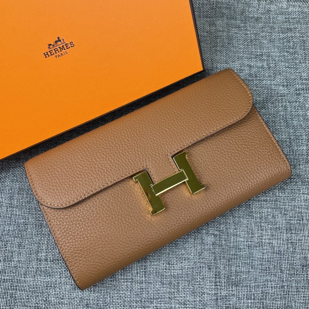 Hermes Constance Hermes model: 539 gold buckle togo leather size: 22 * 11cm 🇫🇷 overseas 🇫🇷 Imported Togo cowhide has a soft and comfortable feel. The original copy is matched with gold hardware, with the original OEM code inside, which is exquisite and elegant, and the oil edge is straight and smooth 🎈 There are two large cash slots, one zip pocket and 12 card slots 🚚