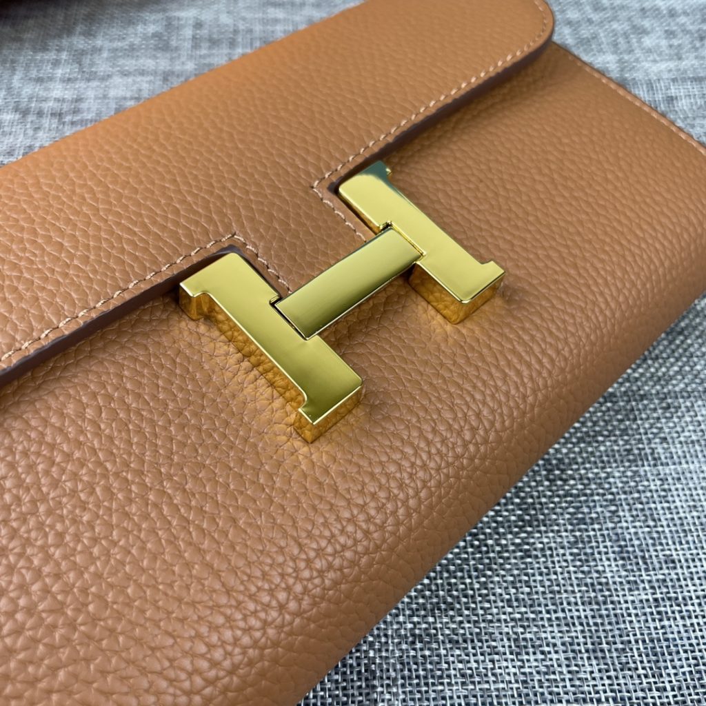 Hermes Constance Hermes model: 539 gold buckle togo leather size: 22 * 11cm 🇫🇷 overseas 🇫🇷 Imported Togo cowhide has a soft and comfortable feel. The original copy is matched with gold hardware, with the original OEM code inside, which is exquisite and elegant, and the oil edge is straight and smooth 🎈 There are two large cash slots, one zip pocket and 12 card slots 🚚