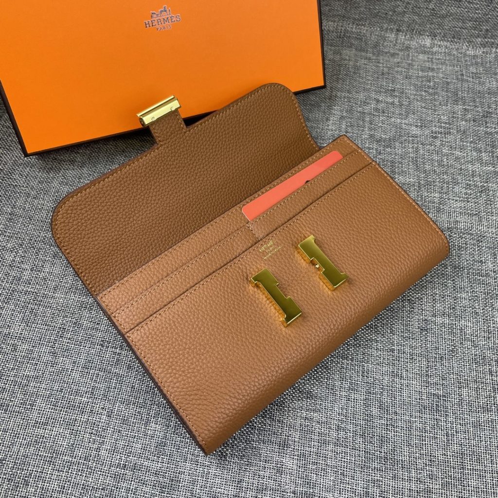 Hermes Constance Hermes model: 539 gold buckle togo leather size: 22 * 11cm 🇫🇷 overseas 🇫🇷 Imported Togo cowhide has a soft and comfortable feel. The original copy is matched with gold hardware, with the original OEM code inside, which is exquisite and elegant, and the oil edge is straight and smooth 🎈 There are two large cash slots, one zip pocket and 12 card slots 🚚