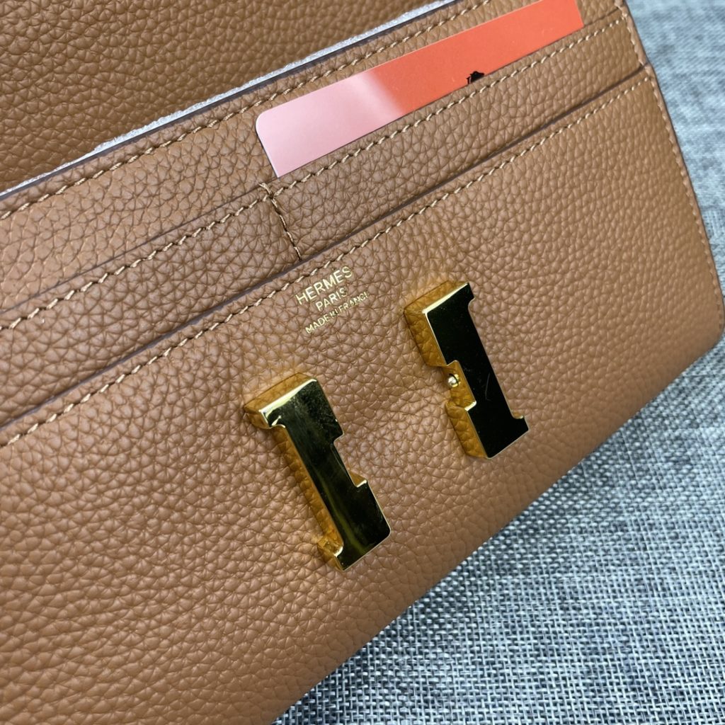 Hermes Constance Hermes model: 539 gold buckle togo leather size: 22 * 11cm 🇫🇷 overseas 🇫🇷 Imported Togo cowhide has a soft and comfortable feel. The original copy is matched with gold hardware, with the original OEM code inside, which is exquisite and elegant, and the oil edge is straight and smooth 🎈 There are two large cash slots, one zip pocket and 12 card slots 🚚