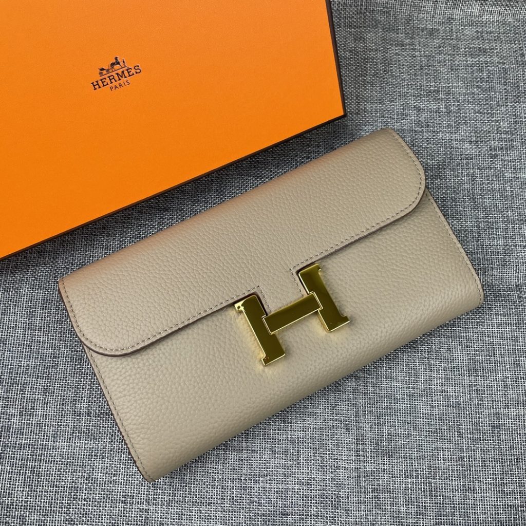 Hermes Constance Hermes model: 539 gold buckle togo leather size: 22 * 11cm 🇫🇷 overseas 🇫🇷 Imported Togo cowhide has a soft and comfortable feel. The original copy is matched with gold hardware, with the original OEM code inside, which is exquisite and elegant, and the oil edge is straight and smooth 🎈 There are two large cash slots, one zip pocket and 12 card slots 🚚