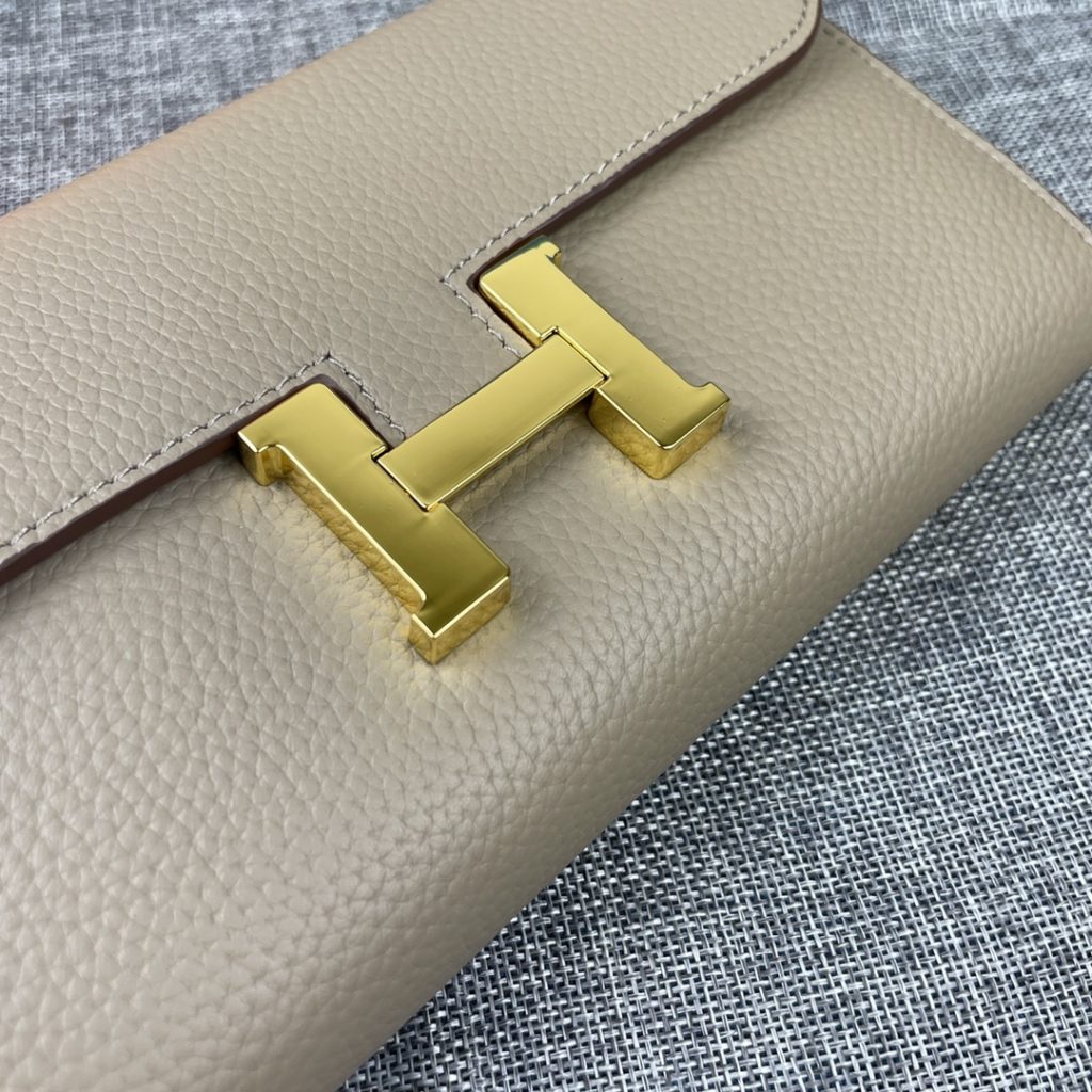 Hermes Constance Hermes model: 539 gold buckle togo leather size: 22 * 11cm 🇫🇷 overseas 🇫🇷 Imported Togo cowhide has a soft and comfortable feel. The original copy is matched with gold hardware, with the original OEM code inside, which is exquisite and elegant, and the oil edge is straight and smooth 🎈 There are two large cash slots, one zip pocket and 12 card slots 🚚