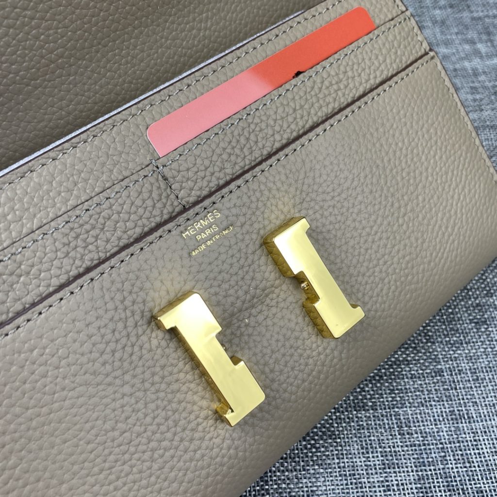 Hermes Constance Hermes model: 539 gold buckle togo leather size: 22 * 11cm 🇫🇷 overseas 🇫🇷 Imported Togo cowhide has a soft and comfortable feel. The original copy is matched with gold hardware, with the original OEM code inside, which is exquisite and elegant, and the oil edge is straight and smooth 🎈 There are two large cash slots, one zip pocket and 12 card slots 🚚