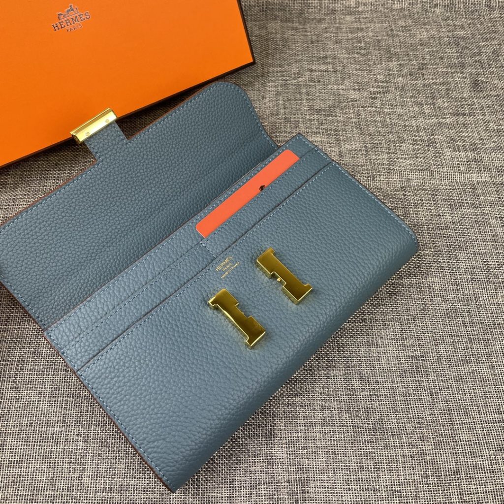 Hermes Constance Hermes model: 539 gold buckle togo leather size: 22 * 11cm 🇫🇷 overseas 🇫🇷 Imported Togo cowhide has a soft and comfortable feel. The original copy is matched with gold hardware, with the original OEM code inside, which is exquisite and elegant, and the oil edge is straight and smooth 🎈 There are two large cash slots, one zip pocket and 12 card slots 🚚